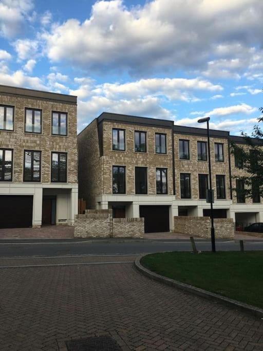 Вілла Amazing New Built Townhouse With Garden In London Гендон Екстер'єр фото