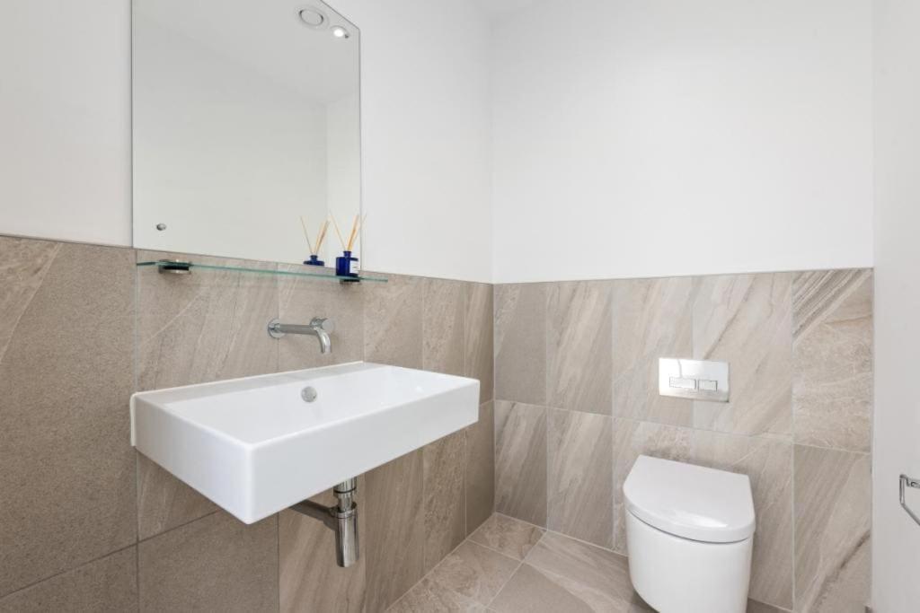 Вілла Amazing New Built Townhouse With Garden In London Гендон Екстер'єр фото