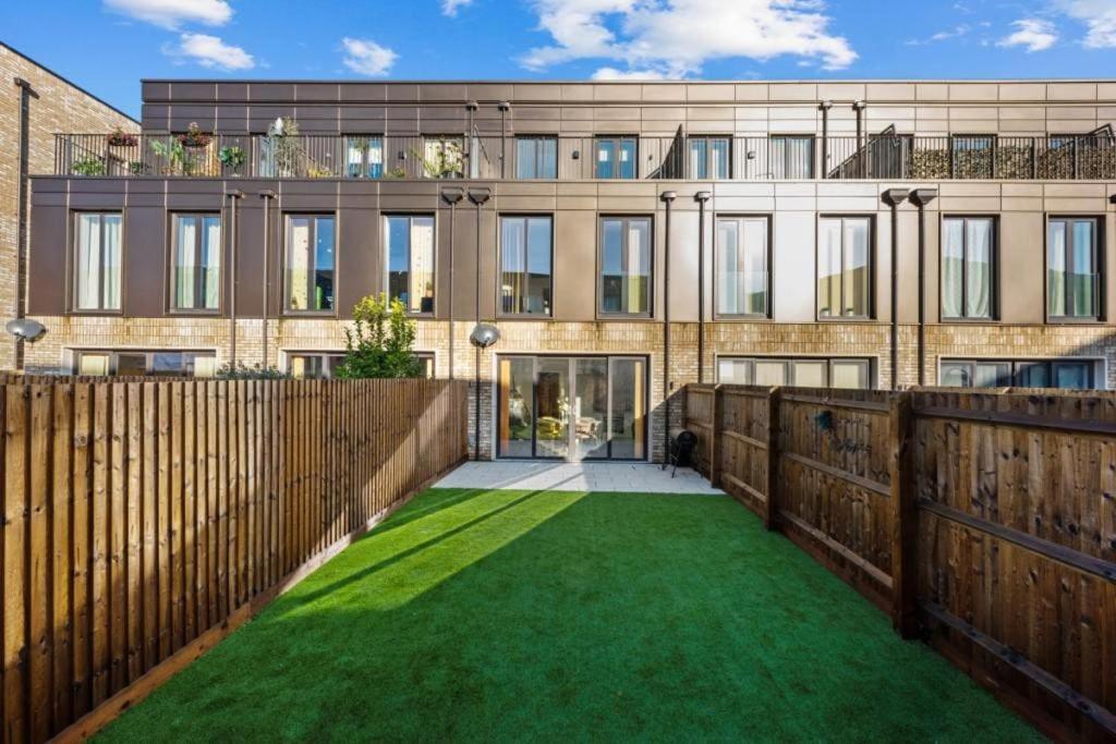 Вілла Amazing New Built Townhouse With Garden In London Гендон Екстер'єр фото